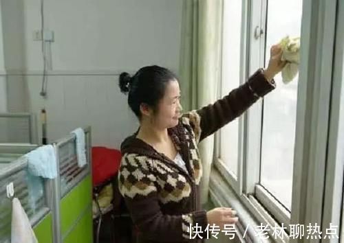 玻璃用清水擦,擦不干净,老保洁员说:水里加点便宜货,干净又透亮