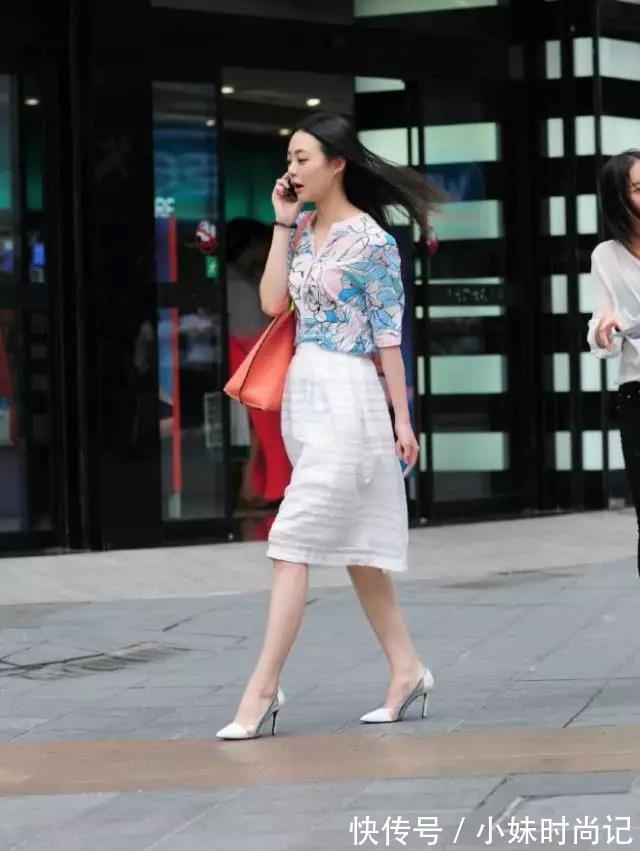 过膝 街拍路人,清雅的碎花搭配过膝短裙,让你成为文艺范的标志