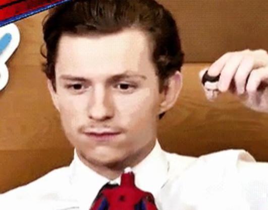 动作|荷兰弟宣传电影,不小心把手办的头弄掉,之后一个动作逗笑全场