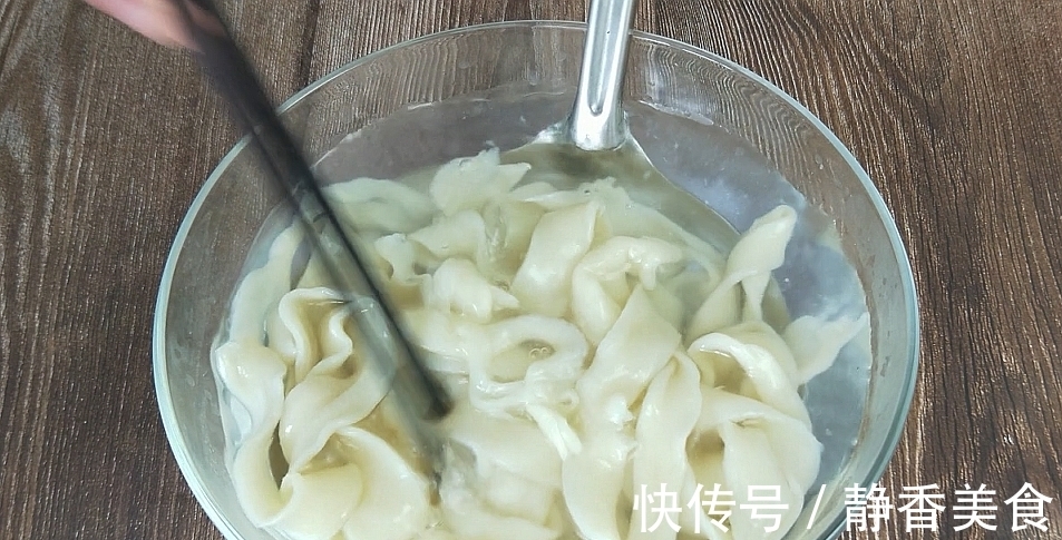 我家面条从来不买，教你秘制做法，筋道爽滑，1.5元面粉做一锅