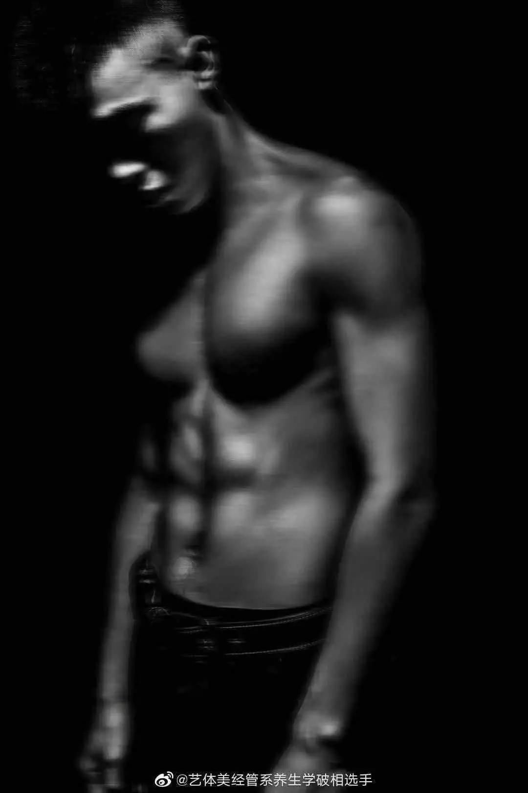 男生|“男生腹肌对女生的吸引力有多大?妈妈我又恋爱了啊啊啊!”