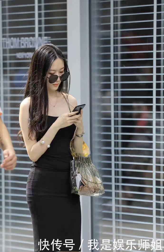 黑色|复古贴身黑色连衣裙搭配欧美时尚透明手提包，尽显时尚个性