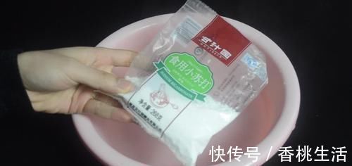 在梳子上涂抹牙膏，作用真厉害，我也是刚知道，快回家试一试