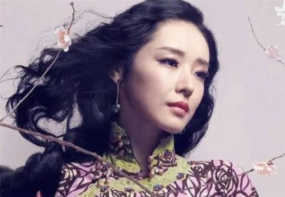 丝袜@贾平凹:她们丝袜破了几个洞,穿着廉价内衣,却打扮得花枝招展