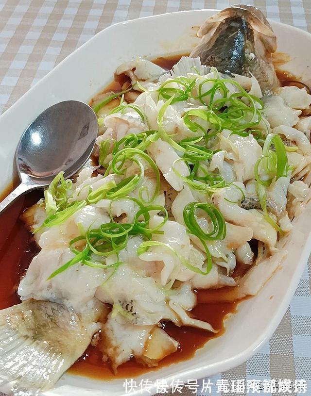 鲈鱼这样做太好吃了,肉香嫩滑,吃了几十年都没吃够,太解馋了
