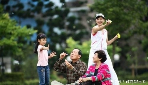 丈夫|56岁妻子生下龙凤胎,60岁丈夫无力抚养,妻子坦言:他就是太悲观