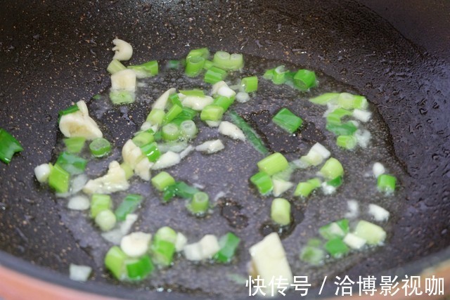 口蘑这个做法好,简单易学的快手家常菜,清爽鲜嫩,热量低不怕胖