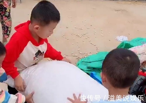 奶奶|萌娃“开拖拉机”帮奶奶运花生走红,不愧是全村最靓的那个仔