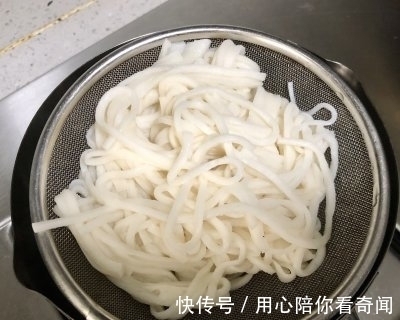 鸡胸肉|适合夏天的五彩凉拌鸡丝鱼面，低脂低卡，清爽好吃不油腻