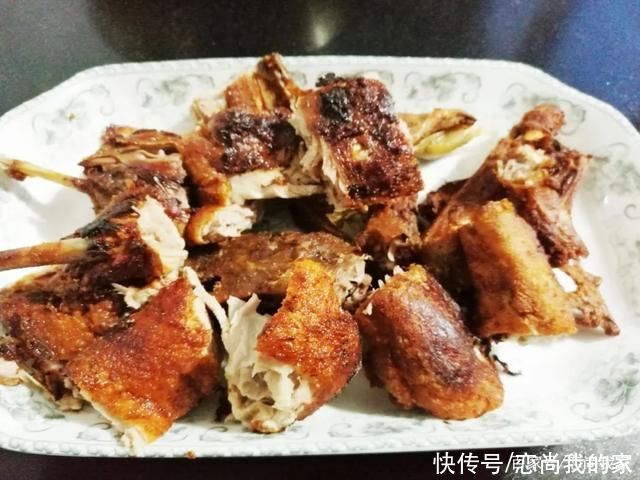 鸭肉|夏天适合吃鸭肉，鸭肉这样做香酥入味，我们家每次做一只还不够吃
