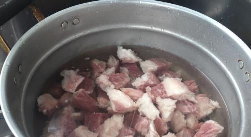 炖牛肉时为何总煮不烂在下锅时放入这“一味料”,牛肉软烂又香