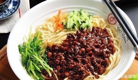 葱段|做炸酱面,用黄豆酱好还是甜面酱好很多人做错,难怪不香还难吃!