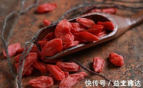 山楂枸杞茶|山楂和“黄金搭档”泡水喝,坚持喝一段时间会发现,肚腩不见了