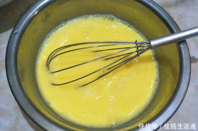 冷水|蒸鸡蛋羹,冷水下锅还是热水下锅教你详细做法,鸡蛋嫩滑如布丁
