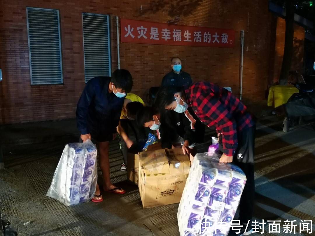 成都理工大学|爱心接力10小时：成都首批个性化暖心公益物资捐赠进入成都理工大学