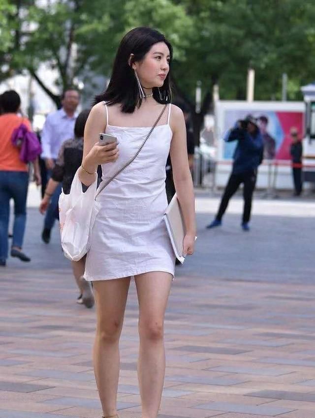 街拍出水芙蓉的小姐姐,一条白色的一字肩连衣裙,女神性感迷人