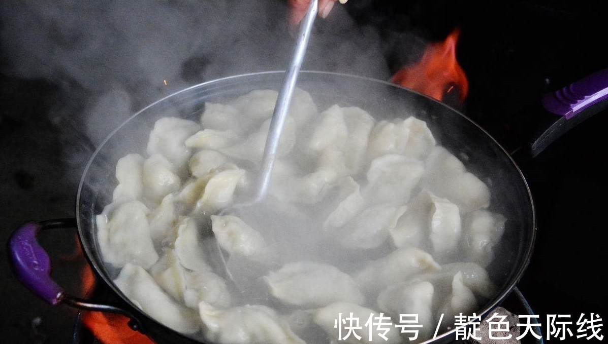 煮饺子,水开了别急着下锅,多加“这一步”,饺子不破皮不粘锅!