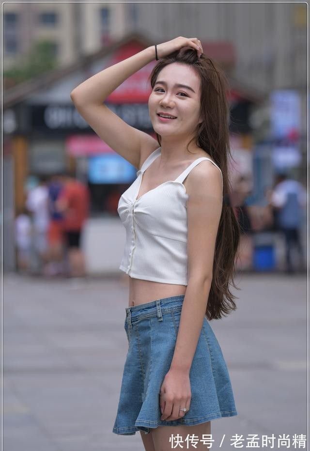街拍 街拍:吊带背T恤配牛仔短裙,清纯甜美又可爱,回头率增加一倍!