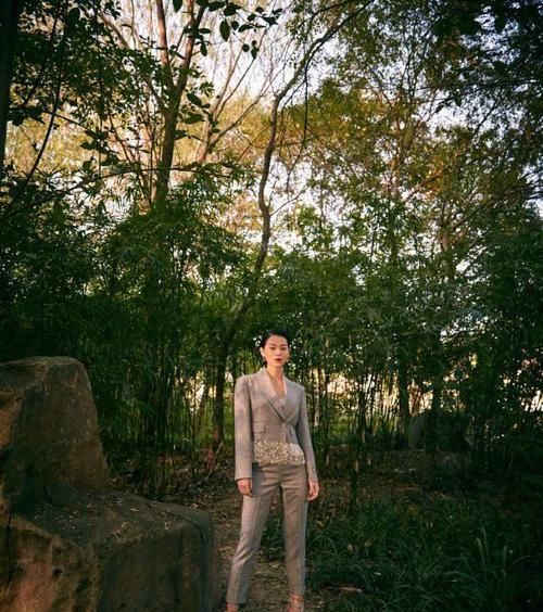 讲真的，穿羽绒服时，最好别配这2种裤子，多穿这3种，显瘦洋气