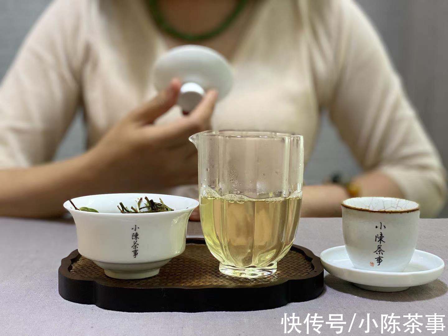 白茶$白毫银针都带着细细的叶子？花3分钟搞清楚，春茶季买白茶不踩坑