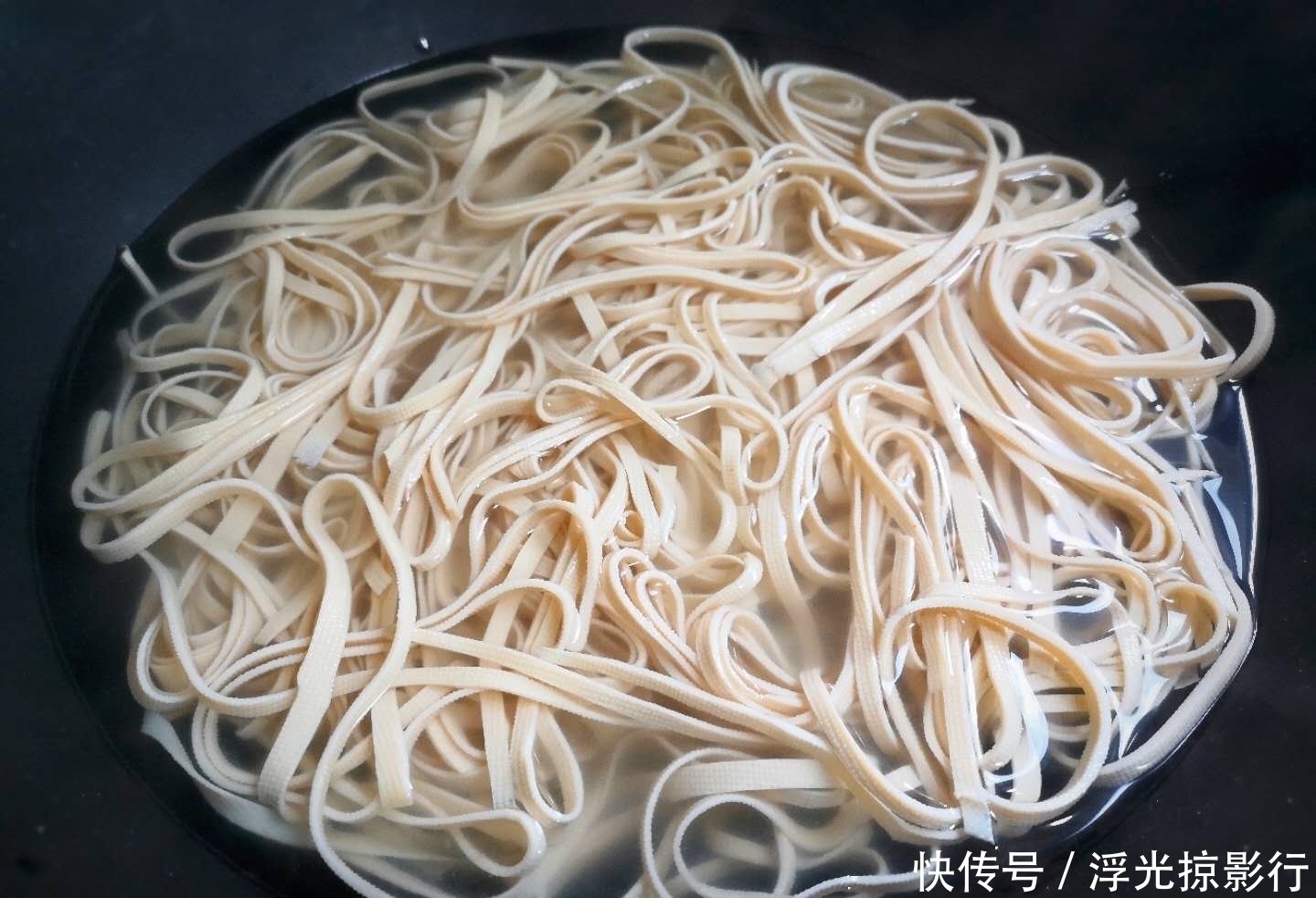  美味|3张豆腐皮1把粉条，简单做一锅，鲜香美味，连汤汁都不剩！