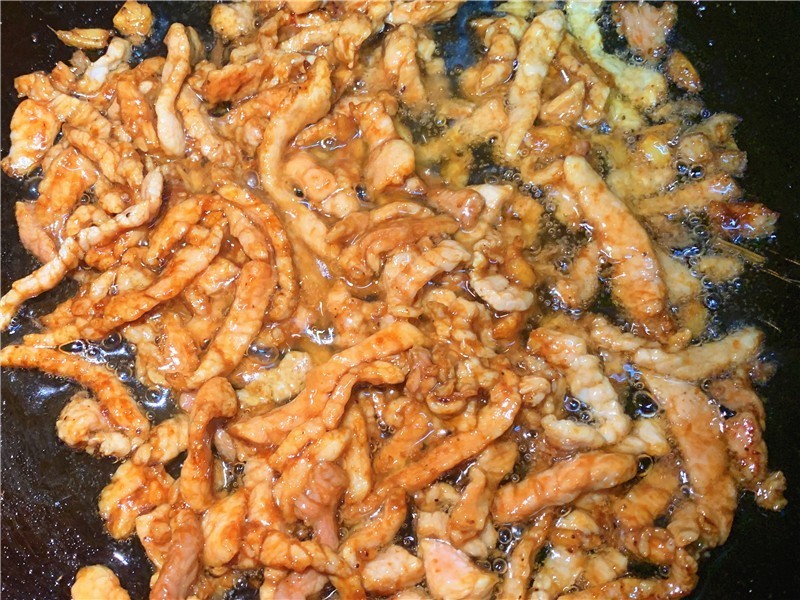 辣椒炒肉时，先炒肉还是辣椒！9成人弄错了，难怪肉不香，更不嫩