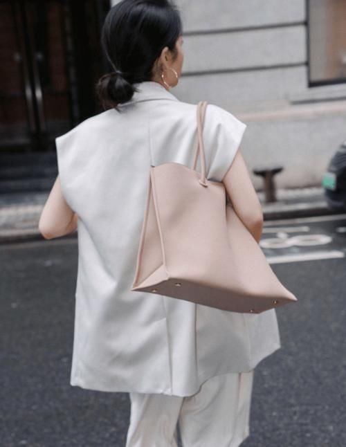 最近火了一种颜色，叫“奶枣色”，显白提气色，很适合黑黄皮