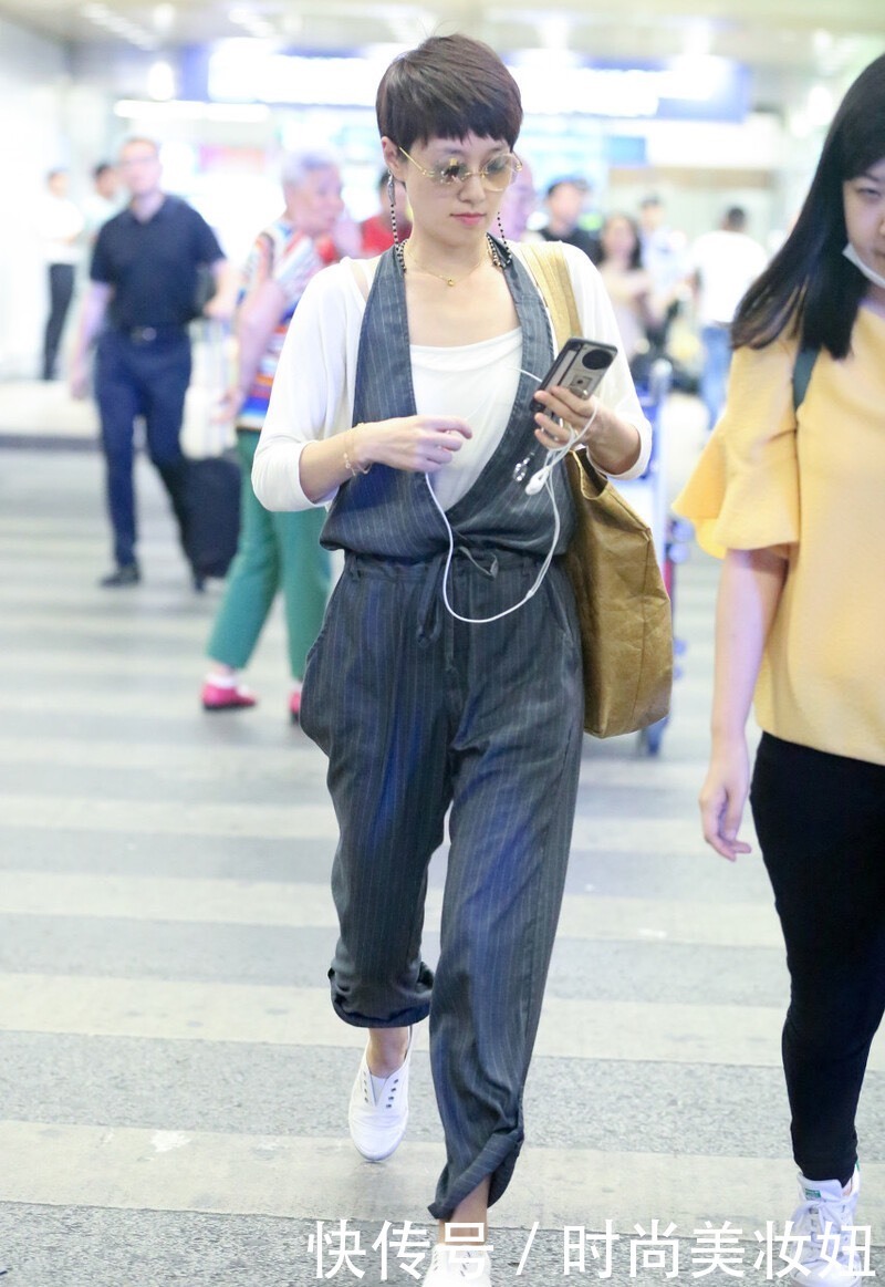 墨镜|马伊琍终于开窍了，穿连体裤配茶色墨镜走机场，洋气了不止一点