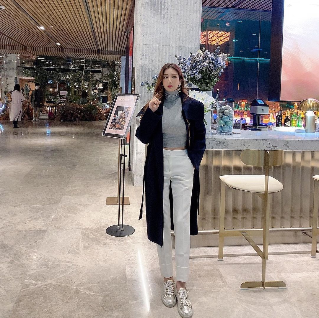 美女|美女无惧气温低, 时尚大气长大衣, 完美穿搭身上披