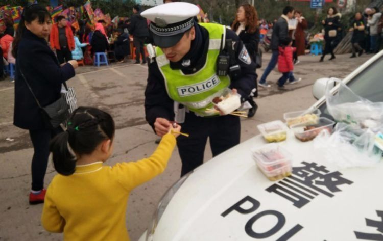 家长|3岁女娃在商场丢，当她说出爸爸名字后，保安笑喷：真的忍不住