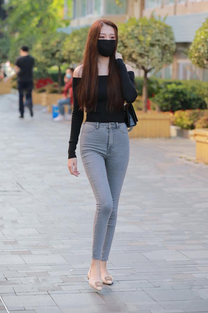 街拍|美女街拍：秋高气爽的时节里，尖头鞋舒适低调又雅致，提升优雅感和女人味