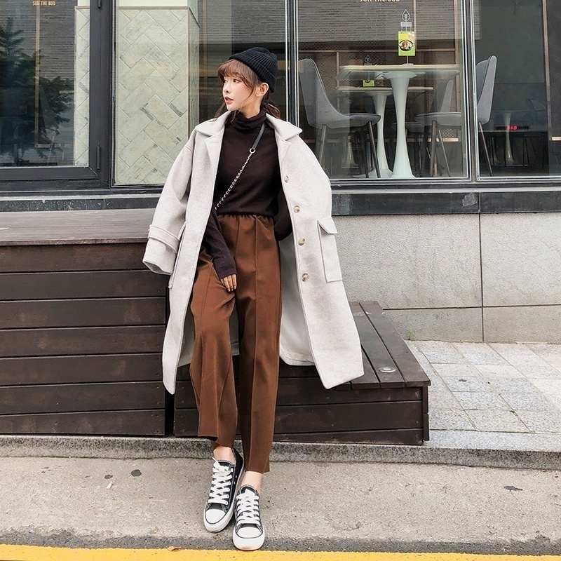 大气 建议大家大衣不要配黑裤子!瞧她那样穿,美得让人猜不出年龄