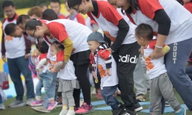 穿衣|90后辣妈给儿子开家长会，却因穿着惹争议，孩子尴尬抬不起头