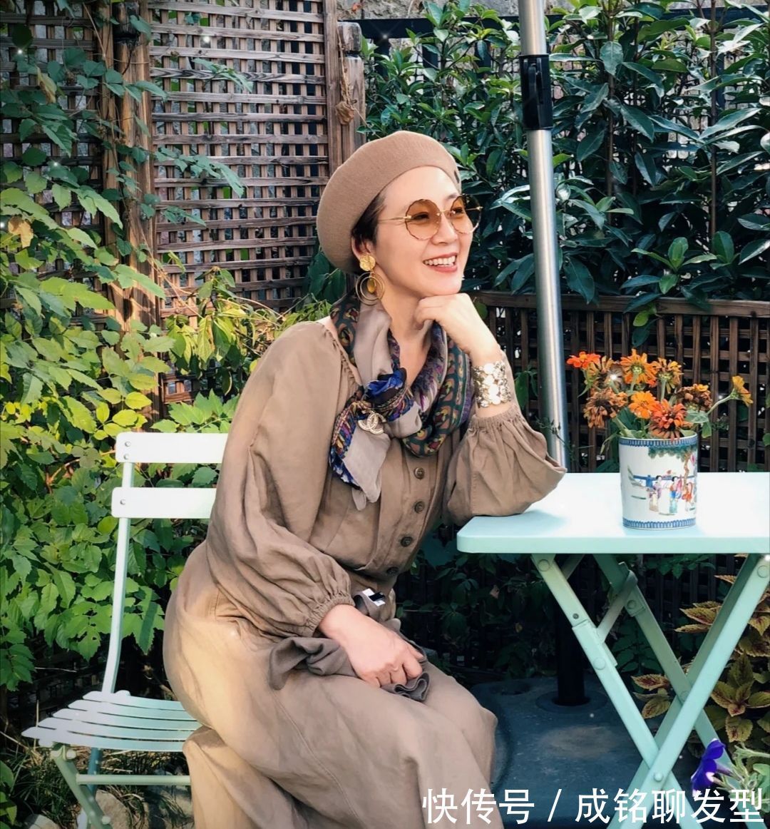 中年感|年过六十的网红“潮奶奶”,穿搭时尚又酷又美,时髦装扮令人羡慕