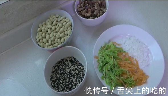 面团|老式五仁月饼的家常制作方法,馅料十足,做法简单,美味可口