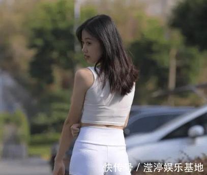 小姐姐|街拍:白色无袖背心搭配高腰短裤,简约大方,贴身舒适