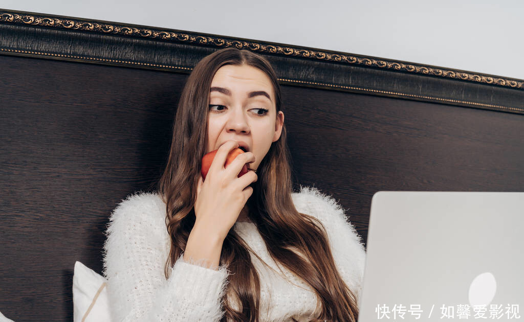 有毒素|晚上吃苹果伤胃?错!提醒:这2种食物才不宜晚上吃,劝你管住嘴