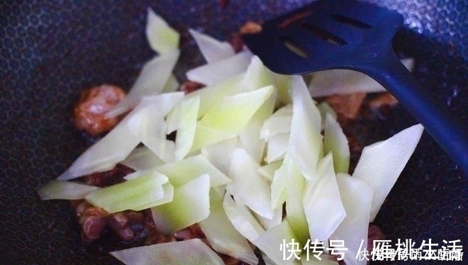 部位|鸡身上最脏的部位，里面含大量重金属，白给都不要，炒菜要扔掉