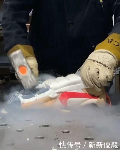 艺术家|铁锤击打、碎玻璃刺、冰冻、水淋都不是问题,真正的极限运动鞋