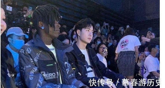 王一博参加活动看秀,身边竟然坐着布布,“神仙友情”让人羡慕