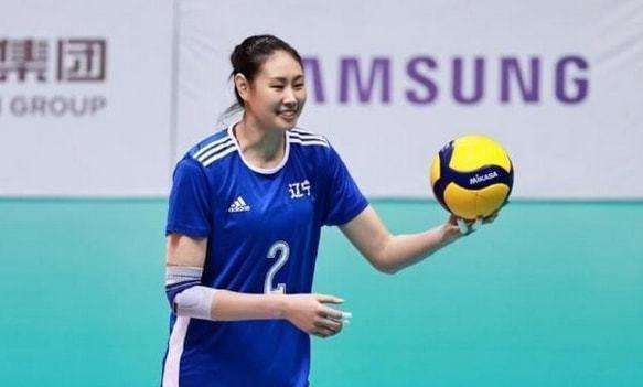 国青队|中国女排24岁副攻宣布退役,郎平痛心,背后原因让球迷心疼