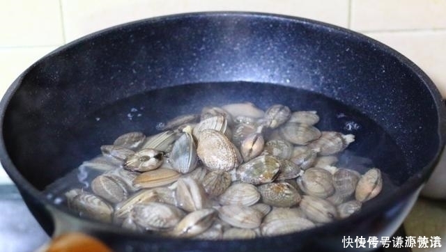 营养|一家三口的晚餐,4道家常菜荤素搭配,开胃又下饭,好吃又营养