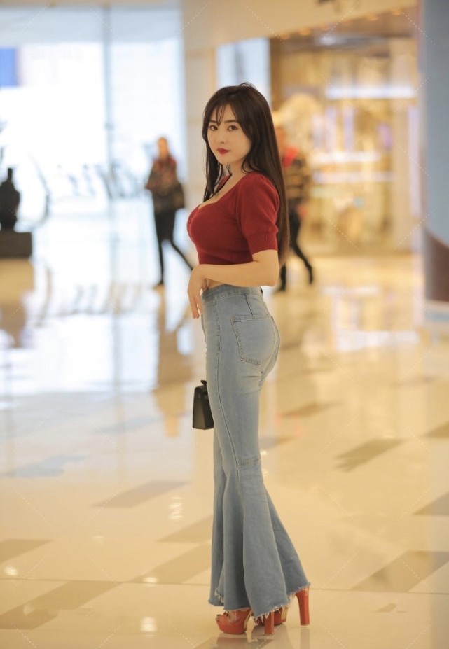 时尚杂志 微胖的都市女性穿搭红色肚脐装和喇叭裤，大长腿的气质更像贵妇