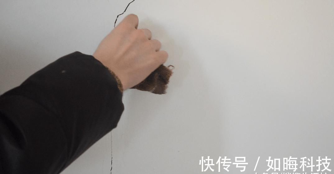 牙膏|家里白墙不仅脏还有裂缝怎么办 用它涂一涂, 墙壁立马焕然一新