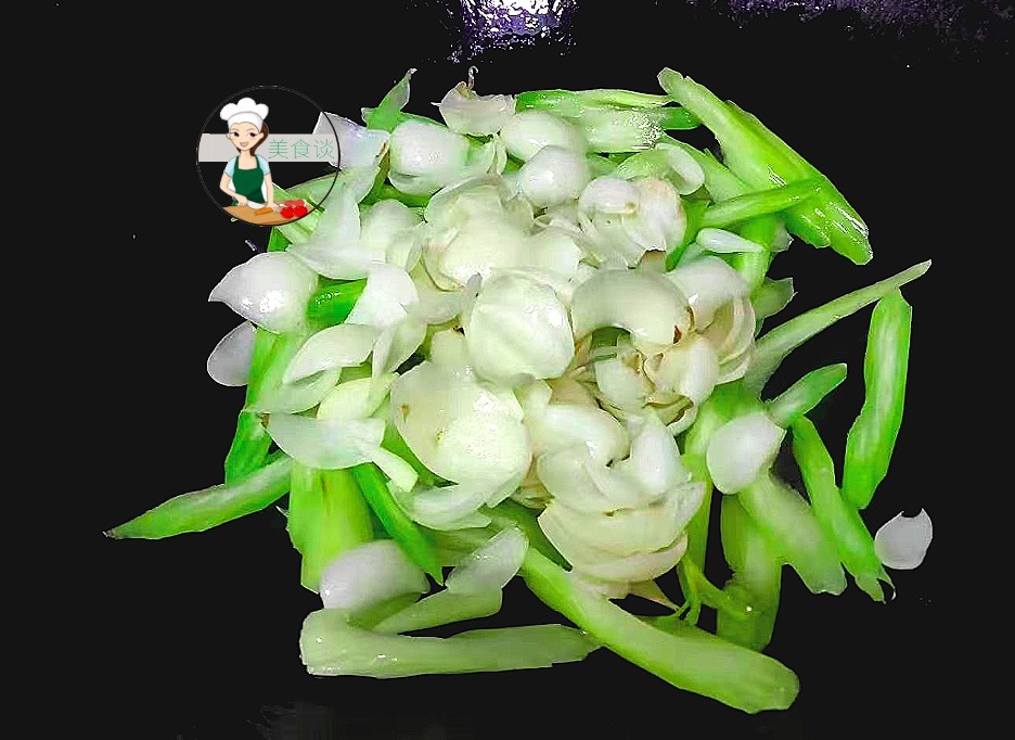 入秋后，记得多吃“一白一绿”，不放肉炒也很鲜香，秋天吃特养人