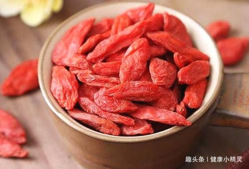 枸杞泡|枸杞是直接嚼着,还是泡水喝好终于有正确答案了,白吃了30年