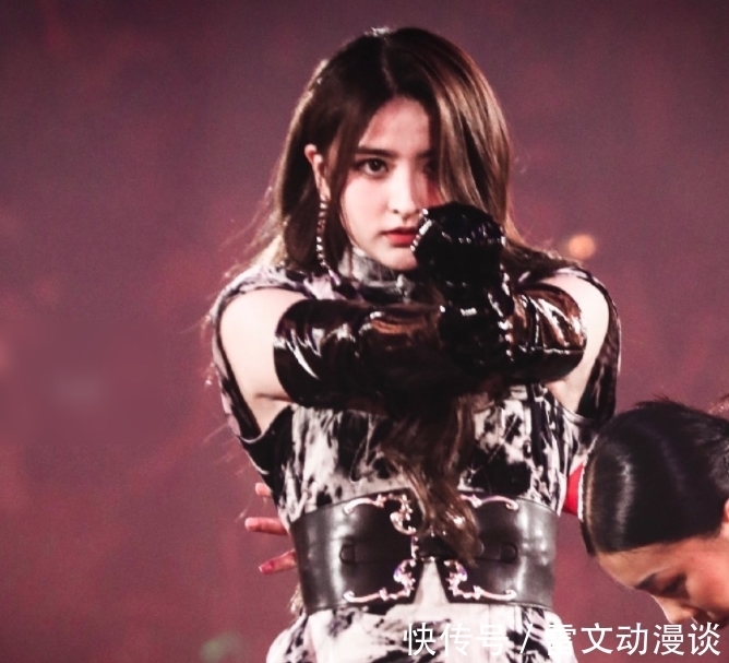 身材|金子涵出现乐华年会,临场反应真的是厉害,身材多次受到关注