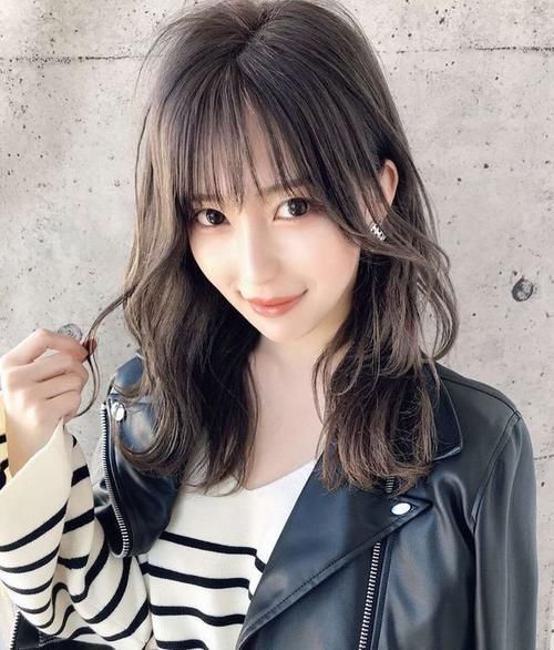 皮肤|什么发型减龄又时尚?试试这三种柔卷发,简单随意又显皮肤白