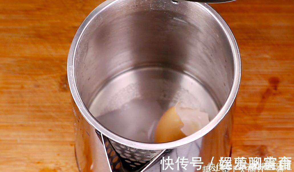 水壶水垢多厚,大厨教你一招,水垢快速去除