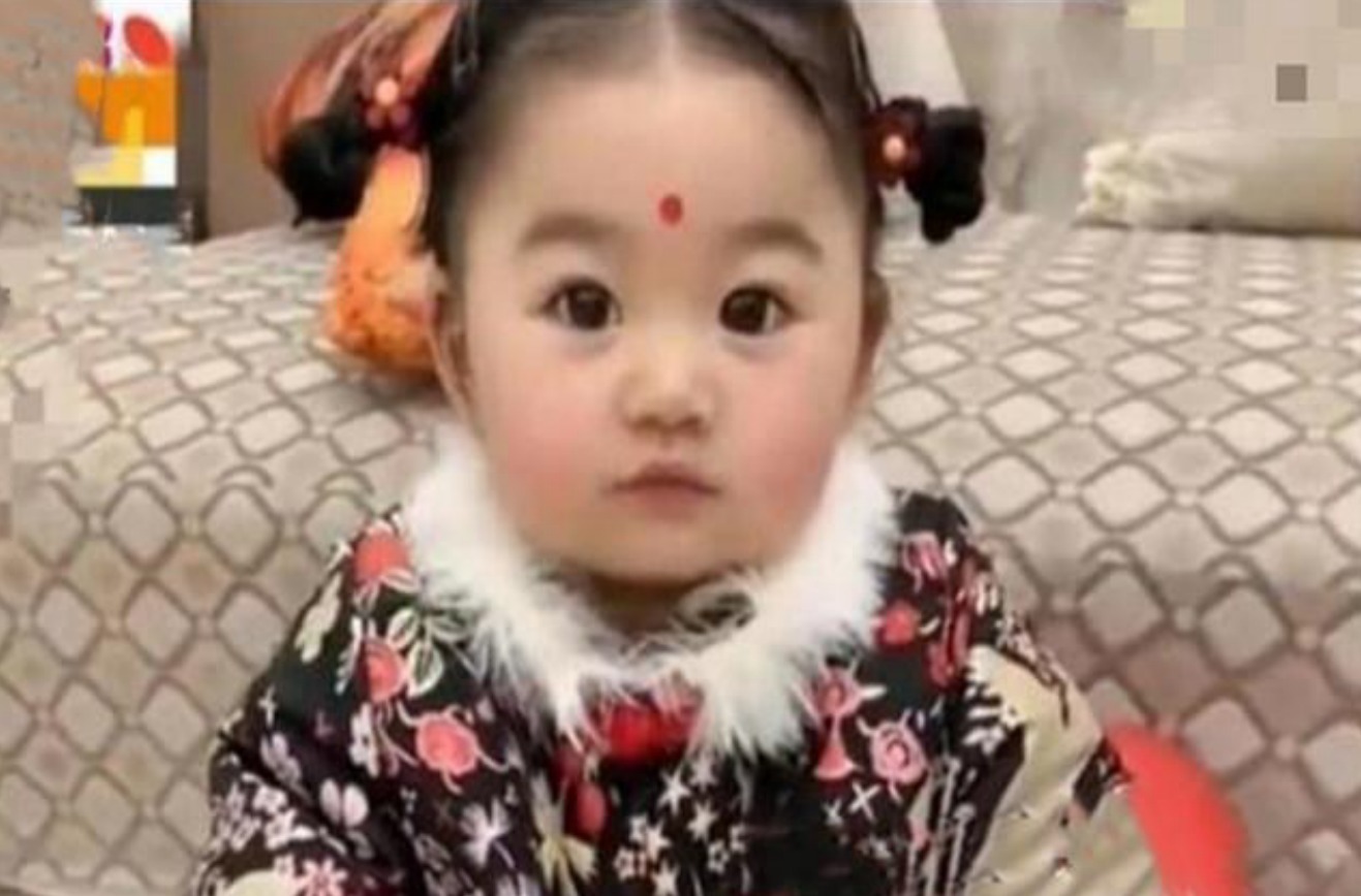 5岁闺女被送到奶奶家,接娃时爸妈哭笑不得,网友:喜庆福娃